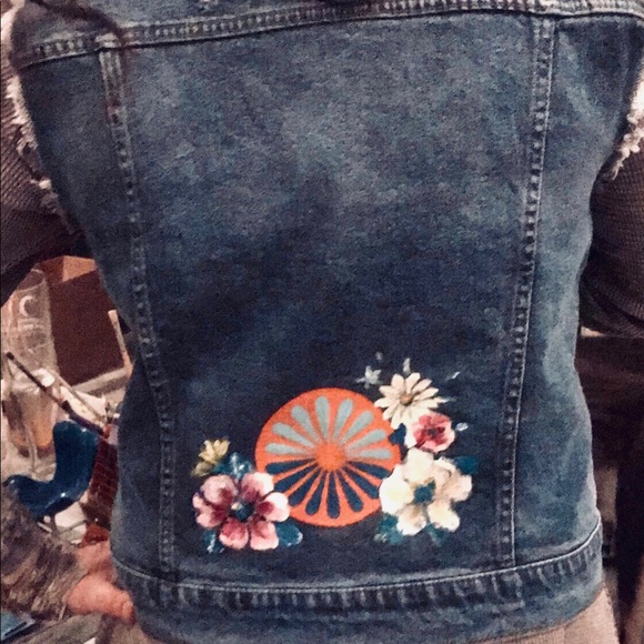 Hand Painted Jean Vest ๐ธ - Picture 2 of 5
